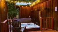 Goldie's Getaway: Pool Table/Hot Tub/Screen Porch!