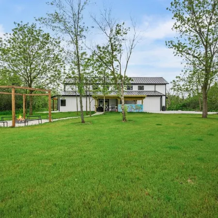 Barn! B-Ball Court/Mini Golf/Sports Bar/Tiki Bar/Theater/Arcade/Hot Tub/Fire Pit