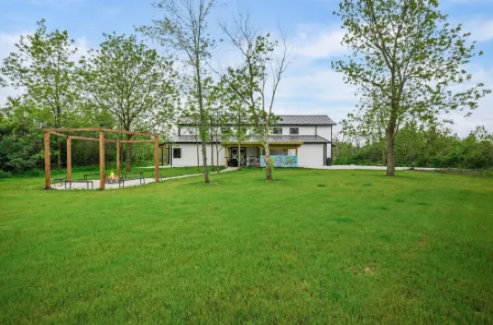 Barn! B-Ball Court/Mini Golf/Sports Bar/Tiki Bar/Theater/Arcade/Hot Tub/Fire Pit
