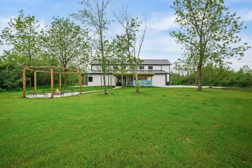 Barn! B-Ball Court/Mini Golf/Sports Bar/Tiki Bar/Theater/Arcade/Hot Tub/Fire Pit