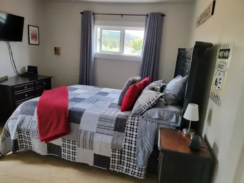 BBZ Bunkhouse - Cozy and Close to Town; Yet Secluded In The Great Outdoors!