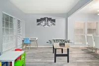 Hot Tub! 4BR 3BA Modern, newly remodeled, 16 ppl