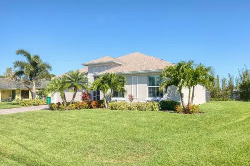 New Beautiful Heated Pool 3 bedroom, 2 Bath