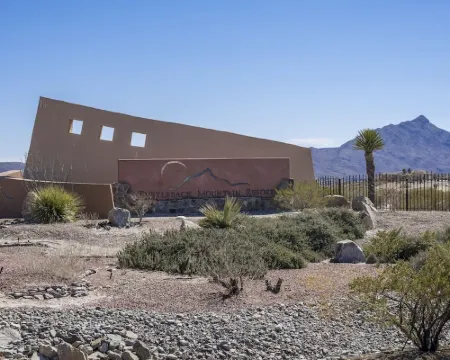 TURTLEBACK OASIS! Mins to Lake, Hot Springs & Golf 象山村酒店