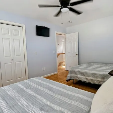 ONE block from the beach. Outdoor lounge seating, perfect for entertaining!
