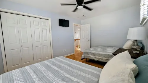 ONE block from the beach. Outdoor lounge seating, perfect for entertaining!