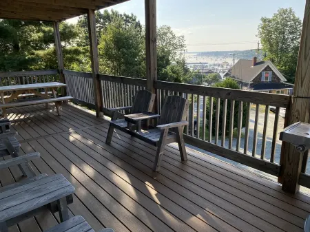 Ocean view 4 br, huge deck with grill, walk to town, pet friendly locally owned