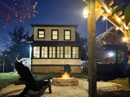 Fire Pit, Sunroom, Hanging Chair, 10mi to city