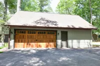 Grindstone Lake-Hayward 4-bedroom lakefront cabin. Wi-Fi, AC and superb fishing!