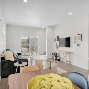 Modern 3 Bed/3.5 Bath Townhome Near Lost Island Water/Theme Park