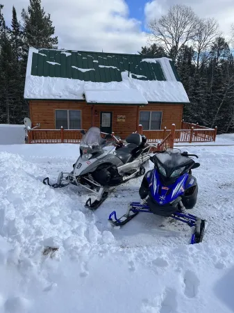 Riverfront Cabin : The Cozy Brown Trout Lodge