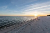 The Salty Bungalow - Pool, Pet Friendly, Walking distance  to Beach!