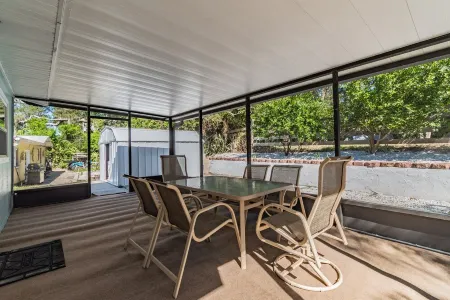 Spacious Renovated 3 bed/2 bath House In Ozona/Palm Harbor. INCLUDES KAYAKS. Отели рядом с достопримечательностью «Pop Stansell Park»