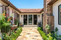 Casa Azul - Mediterranean Resort-Style Home Boulderdash Indoor Rock Climbing 주변 호텔