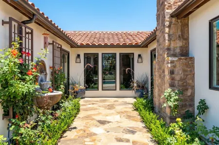 Casa Azul - Mediterranean Resort-Style Home Отели рядом с достопримечательностью «Grant R. Brimhall Library»