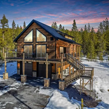 Crater Lake~Luxury Chalet~Firepit~Theater~Arcade~3 King Beds~Waterfalls/Hiking