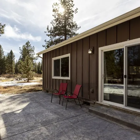 Spacious Western Home on 2 acres in the Pines close to Crater Lake