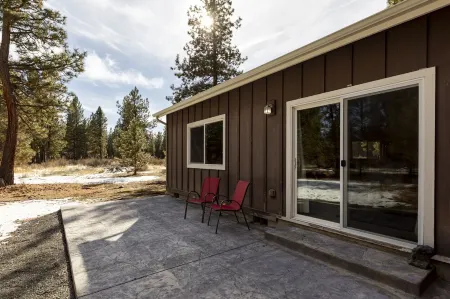 Spacious Western Home on 2 acres in the Pines close to Crater Lake Отели рядом с достопримечательностью «Train Mountain Railroad Museum»