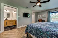 Newly Remodeled! Pool home near Siesta Beach! - 3 ดาว