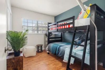 5 minutes from Hard Rock Stadium, and less than 30 minutes from South Beach