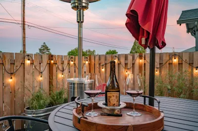 Dog-Friendly Downtown Carlton Townhouse #4, Steps to Tasting, Dining, Shops, BBQ