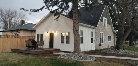 Fully remodeled corner home, 3 blocks from Main Street and across from the park. Отели рядом с достопримечательностью «Peter D's RV Park»