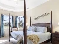 Beautiful Home with Pool on Golf Course in Lely فنادق في Lely Resort