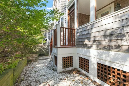 Central Ptown Gem / 2BR, AC, Patio / 2-Car Parking