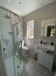 Cosy, spacious 2 storey apt, 35mins Central London, Heathrow/Gatwick & Wimbledon