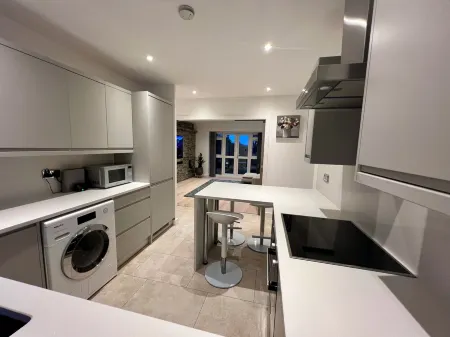 Stylish Contemporary Apartment Отели рядом с достопримечательностью «Crystal Palace Museum»