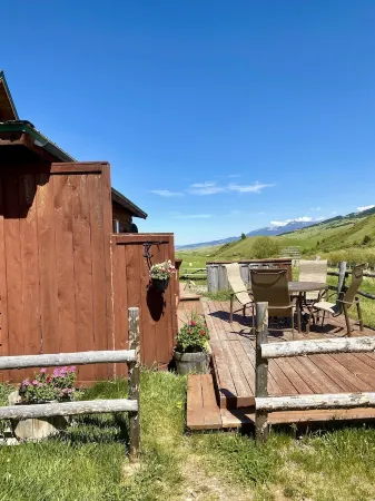 Charming Cabin Overlooking Beautiful Mountains. Watch the Horses Off the Deck!
