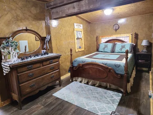 A unique cabin, comfortable with private hot tub!
