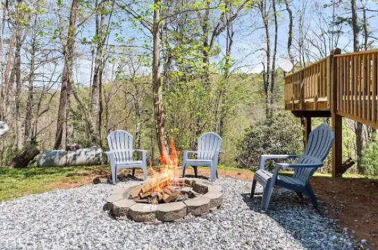 6BDRM Cabin only 10 mins to Alpine Helen/ Hot Tub/ Firepit/ Game Room/ Satellite