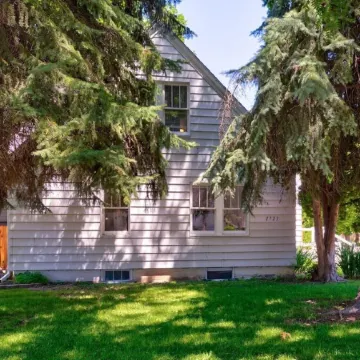 Experience Caldwell Charm/Visit the Wineries at this Historic 4 bdrm House+ WiFi