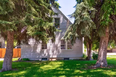 Experience Caldwell Charm/Visit the Wineries at this Historic 4 bdrm House+ WiFi Отели в г. Колдуэлл