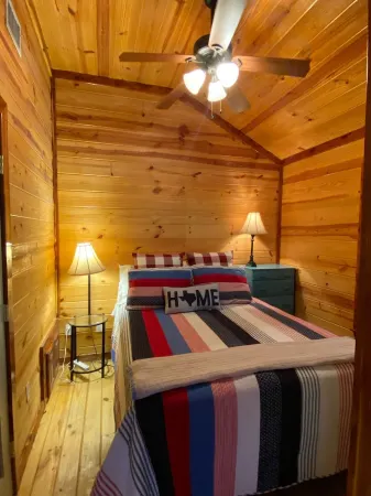 Open modern Cabin, fishing, shooting range, tranquil/private, firepit, 4W, canoe