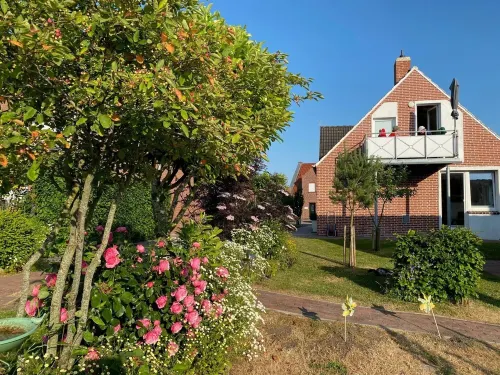 Stylish, romantic top-floor apartment with balcony and that certain something