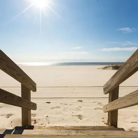 Walk to beach, casinos from grand historic home & pet friendly fenced yard
