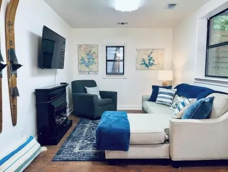 Lake Martin Boathouse great for couples: steps to the dock. Paddleboat included.