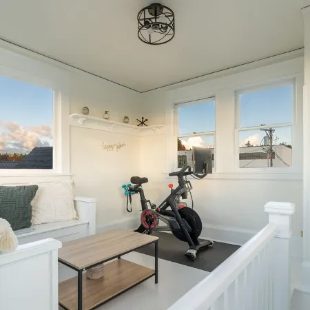 NEW Best LOCATION in Downtown Edmonds