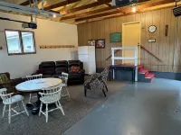 The Pool House- lots of sleeping space.  Great location! Hotel a Oakes