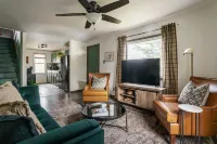 12-mins walk to ND: BBQ - Old Money Sports Glam. Pet Friendly!