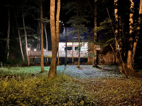 Private creek cabin with hot tub nestled in the foothills of Cheat mountain