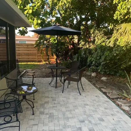 Walk to Beach-Great Venice Island Location! Close to Sharkey's and the Pier.