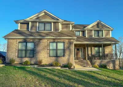 5-Bedroom Vacation Home with Private Slip, Just 10 Minutes from the Marina Hotels near Lee's Ford Resort Marina