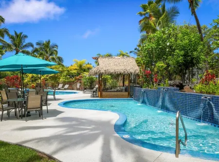 Kona Condo with Ocean Views, Pool, A/C & Near Golf Отели рядом с достопримечательностью «St Peter's by The Sea Catholic Church»