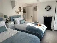 18th century Country cottage Hotels near M&S Foodhall