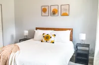 The Orange House - Only 4 Minutes from LU