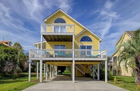 "Always Sunny" Beautifully Remodeled Home, Quick Walk to Beach