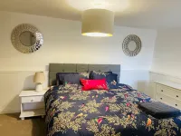Stylish, Rural Apartment With Amazing Views Hotels near Bees for Development